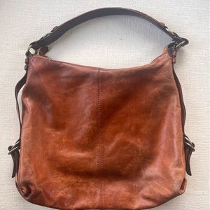 Hobo style slouchy leather shoulder bag